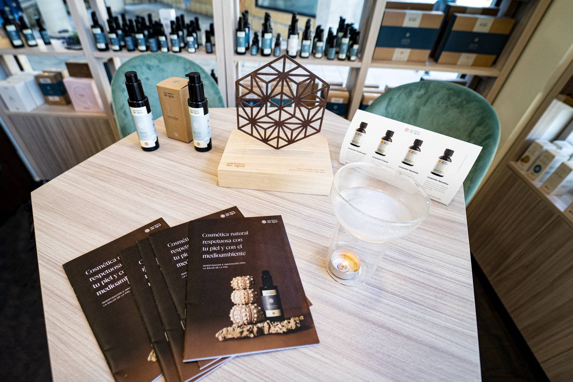 Mesa decorada con productos Secretos del Agua
